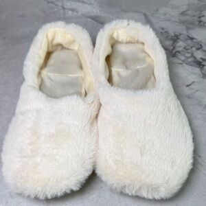 Pantuss Warming Slippers with lavendar flower inserts. Size Medium (8/9)